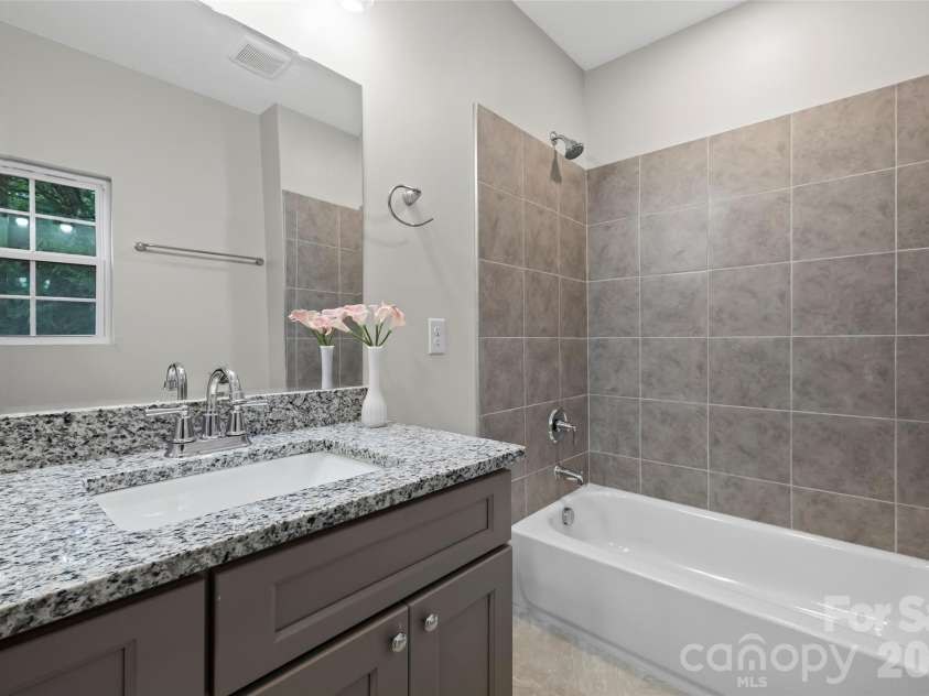 605 Kings Mountain Street, Clover, SC 29710.  MLS# CAR4416058, YatesRealty ID 46467. Full bathroom