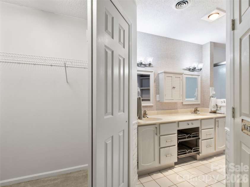 4 Tisha Lane, Hendersonville, NC 28739.  MLS# CAR4416809, YatesRealty ID 46470. Primary Bath