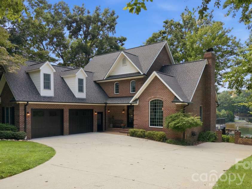 131 Long Cove Lane, Mooresville, NC 28117.  MLS# CAR4413632, YatesRealty ID 46471. 