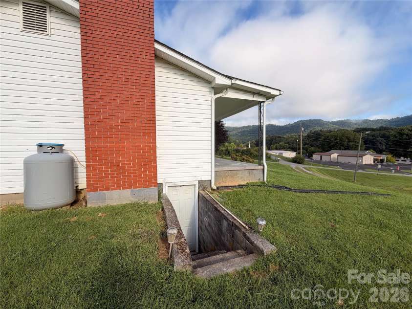 175 Hampshire Drive, Waynesville, NC 28786.  MLS# CAR4408453, YatesRealty ID 46477. 