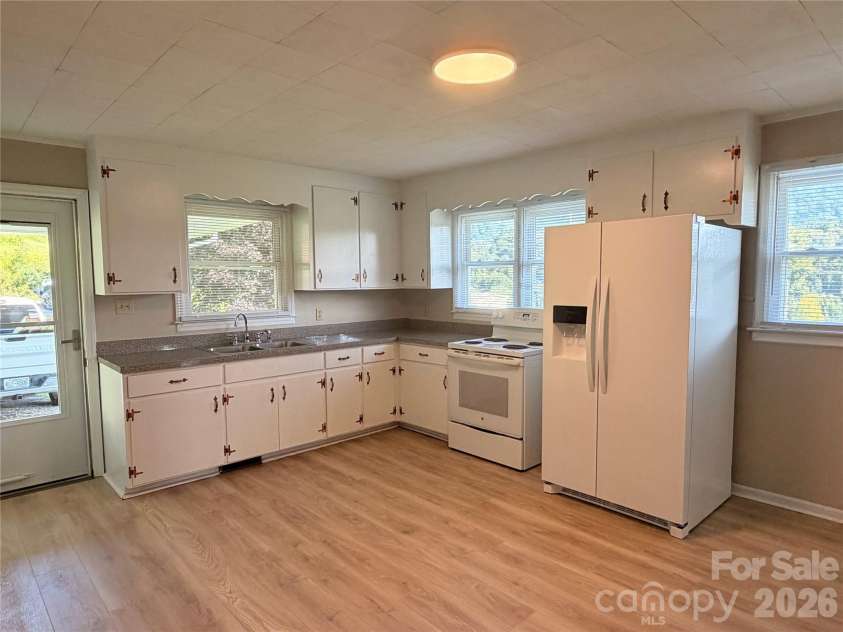 175 Hampshire Drive, Waynesville, NC 28786.  MLS# CAR4408453, YatesRealty ID 46477. Kitchen
