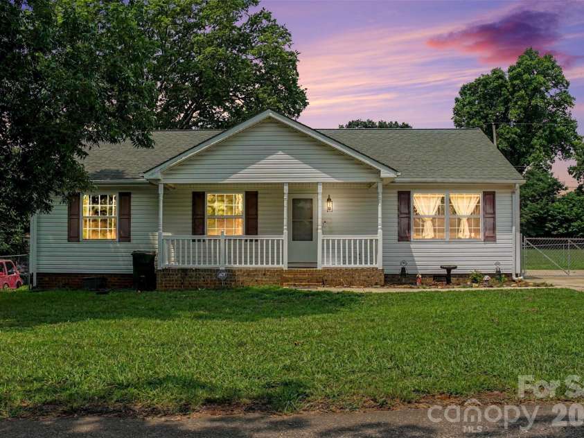 409 Baker Street, Kings Mountain, NC 28086.  MLS# CAR4408668, YatesRealty ID 46485. 