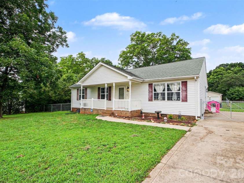 409 Baker Street, Kings Mountain, NC 28086.  MLS# CAR4408668, YatesRealty ID 46485. 