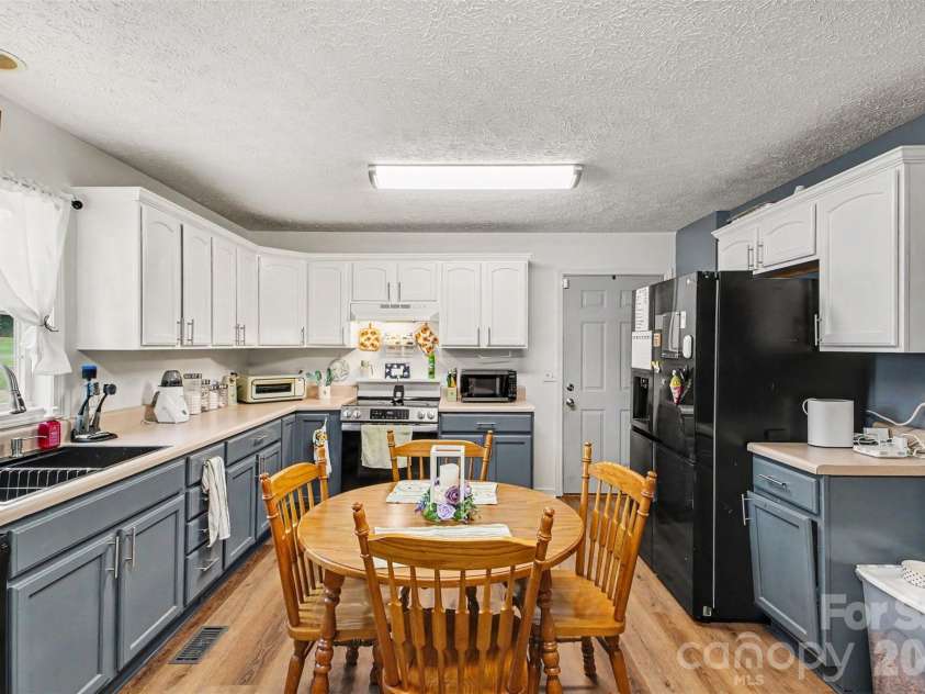 409 Baker Street, Kings Mountain, NC 28086.  MLS# CAR4408668, YatesRealty ID 46485. 