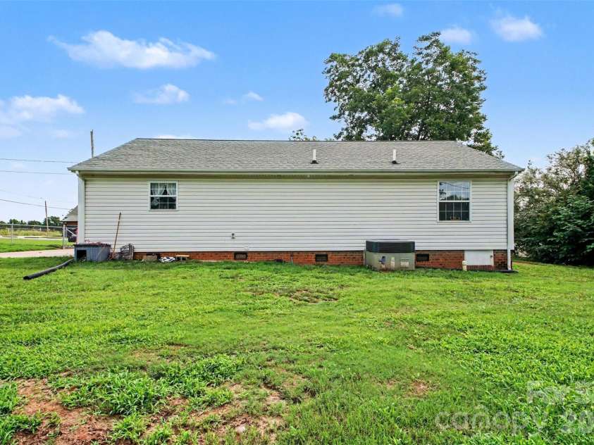 409 Baker Street, Kings Mountain, NC 28086.  MLS# CAR4408668, YatesRealty ID 46485. 
