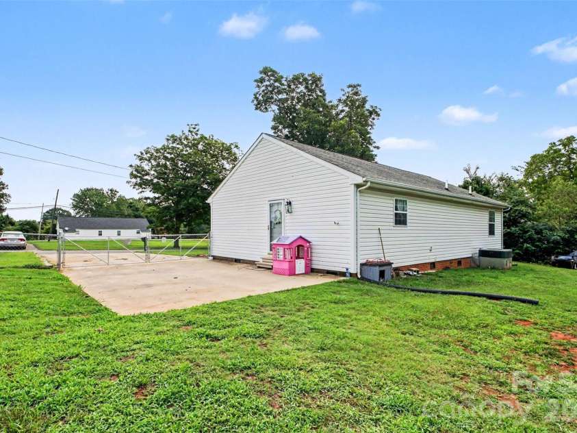 409 Baker Street, Kings Mountain, NC 28086.  MLS# CAR4408668, YatesRealty ID 46485. 