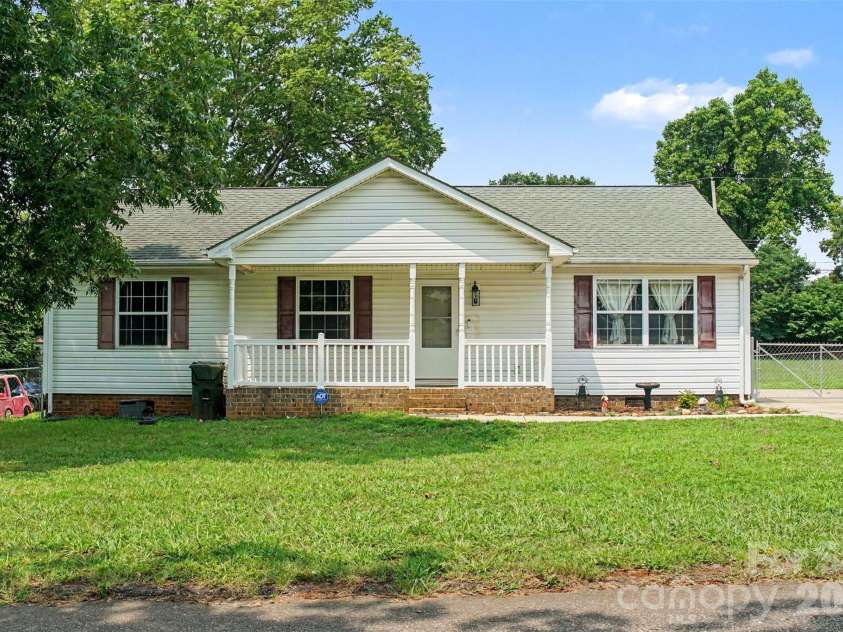 409 Baker Street, Kings Mountain, NC 28086.  MLS# CAR4408668, YatesRealty ID 46485. 