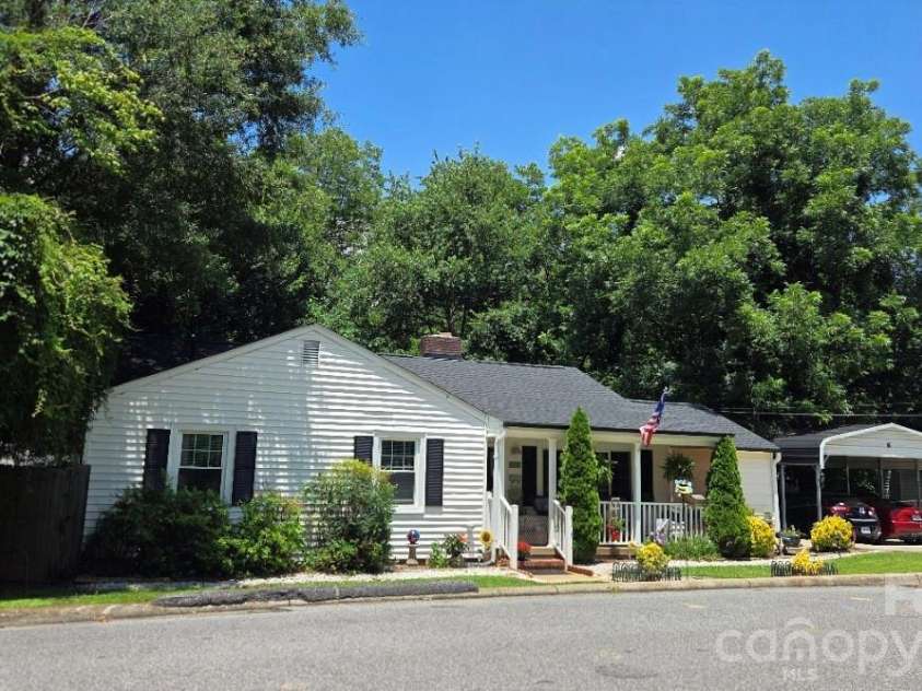 809 Alexander Street, Lincolnton, NC 28092.  MLS# CAR4395562, YatesRealty ID 46489. Front