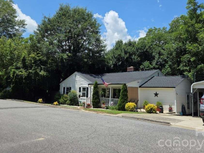 809 Alexander Street, Lincolnton, NC 28092.  MLS# CAR4395562, YatesRealty ID 46489. Front