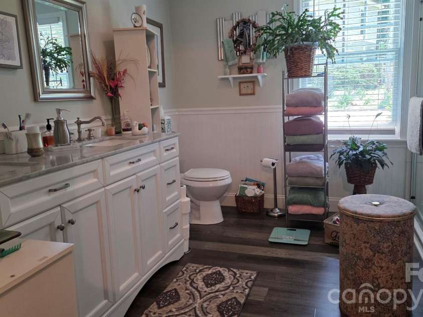 809 Alexander Street, Lincolnton, NC 28092.  MLS# CAR4395562, YatesRealty ID 46489. Full bath