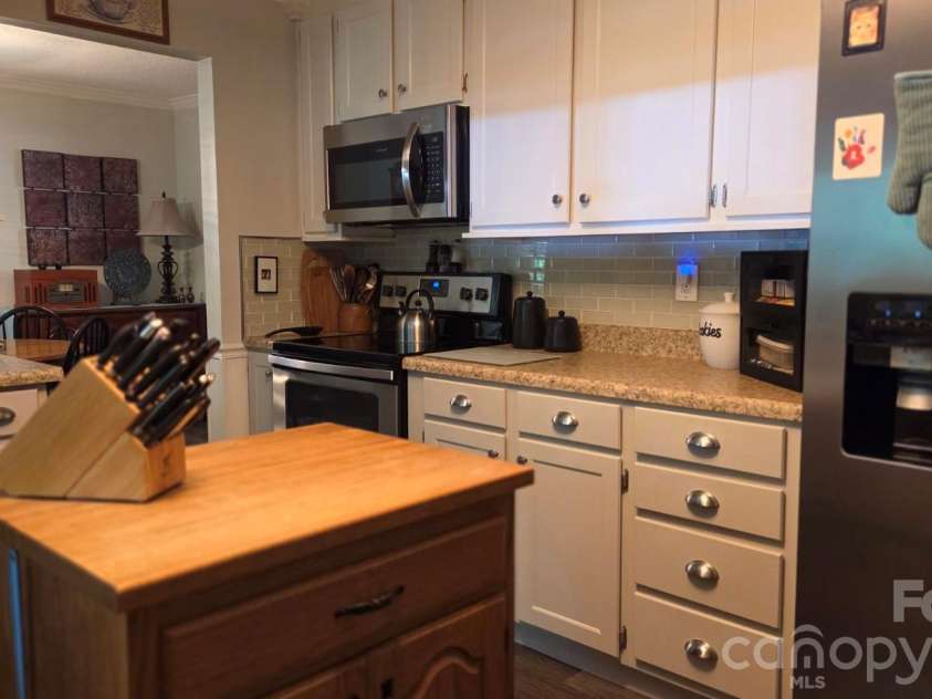809 Alexander Street, Lincolnton, NC 28092.  MLS# CAR4395562, YatesRealty ID 46489. Kitchen