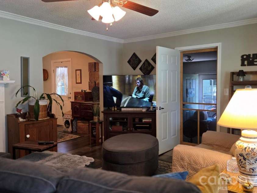 809 Alexander Street, Lincolnton, NC 28092.  MLS# CAR4395562, YatesRealty ID 46489. LR