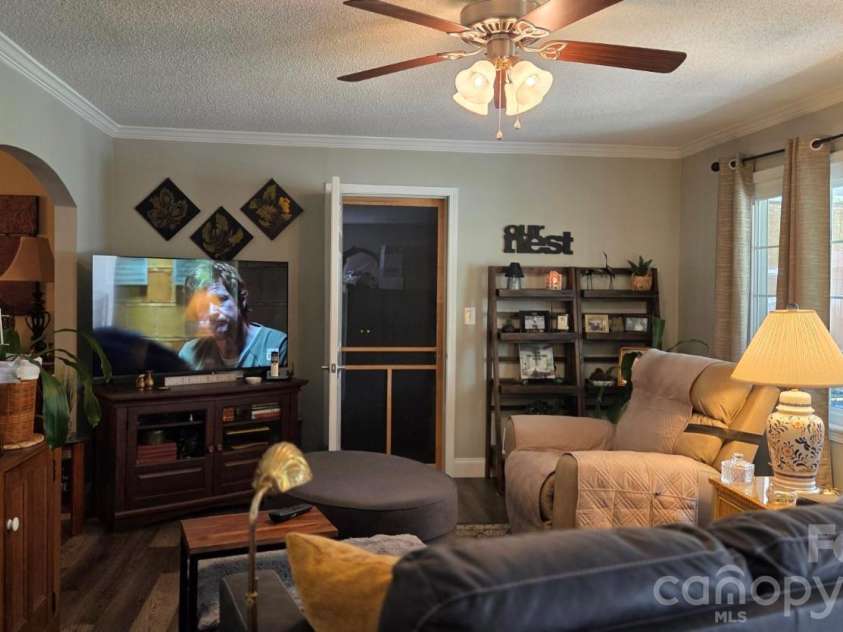 809 Alexander Street, Lincolnton, NC 28092.  MLS# CAR4395562, YatesRealty ID 46489. LR