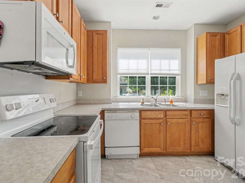 1148 Drummond Lane, Matthews, NC 28104.  MLS# CAR4416165, YatesRealty ID 46496. 