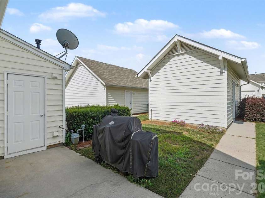 1148 Drummond Lane, Matthews, NC 28104.  MLS# CAR4416165, YatesRealty ID 46496. 