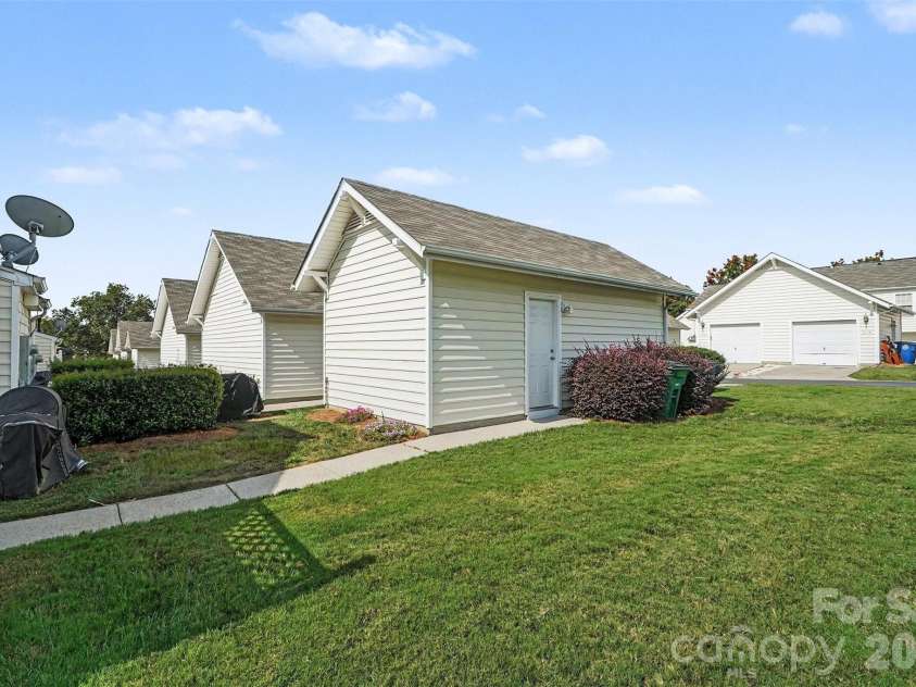 1148 Drummond Lane, Matthews, NC 28104.  MLS# CAR4416165, YatesRealty ID 46496. 