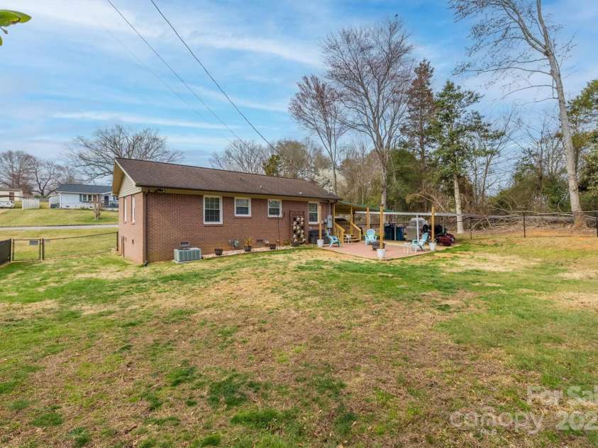 198 33rd Street, Hickory, NC 28601.  MLS# CAR4240974, YatesRealty ID 4650. 