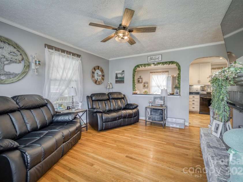 198 33rd Street, Hickory, NC 28601.  MLS# CAR4240974, YatesRealty ID 4650. 