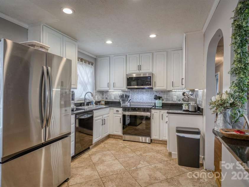 198 33rd Street, Hickory, NC 28601.  MLS# CAR4240974, YatesRealty ID 4650. 