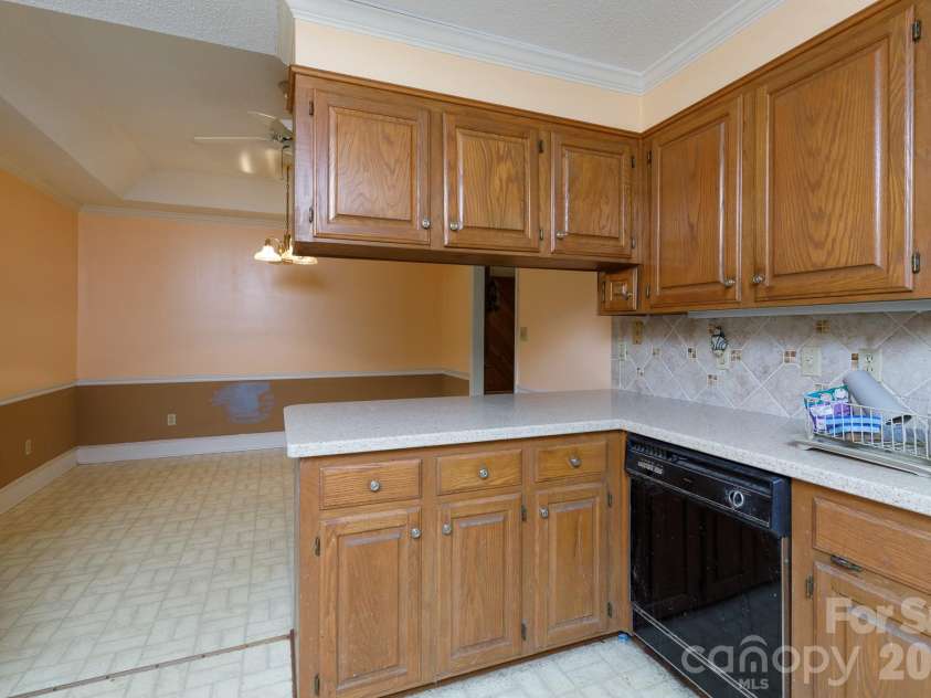 3550 Tree Line Drive, Rock Hill, SC 29732.  MLS# CAR4417396, YatesRealty ID 46503. Breakfast Bar