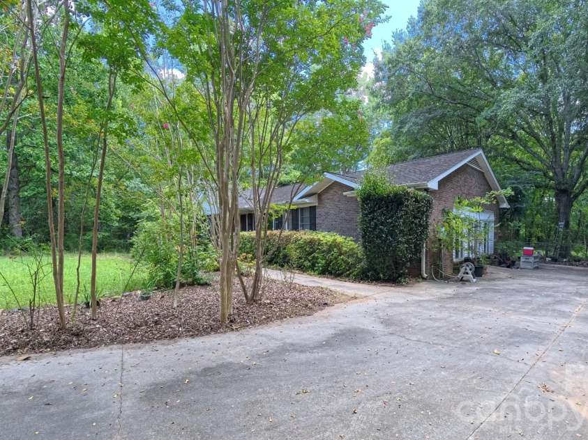 3550 Tree Line Drive, Rock Hill, SC 29732.  MLS# CAR4417396, YatesRealty ID 46503. Driveway`