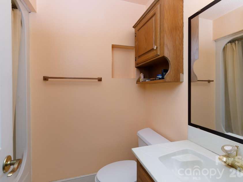 3550 Tree Line Drive, Rock Hill, SC 29732.  MLS# CAR4417396, YatesRealty ID 46503. Guest Bath