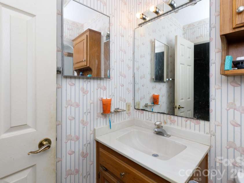 3550 Tree Line Drive, Rock Hill, SC 29732.  MLS# CAR4417396, YatesRealty ID 46503. Primary Bath