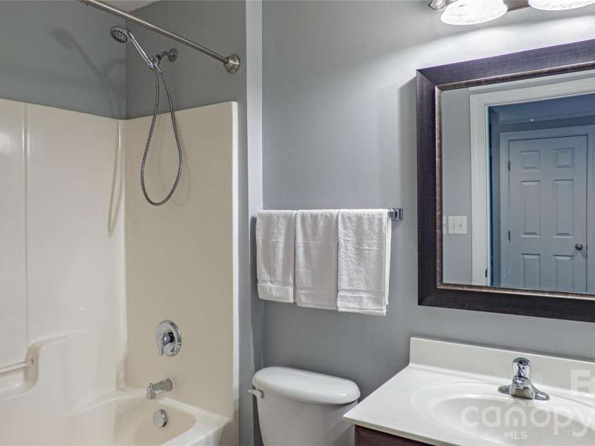 2262 Donnington Lane, Concord, NC 28027.  MLS# CAR4414174, YatesRealty ID 46510. Hall Bath