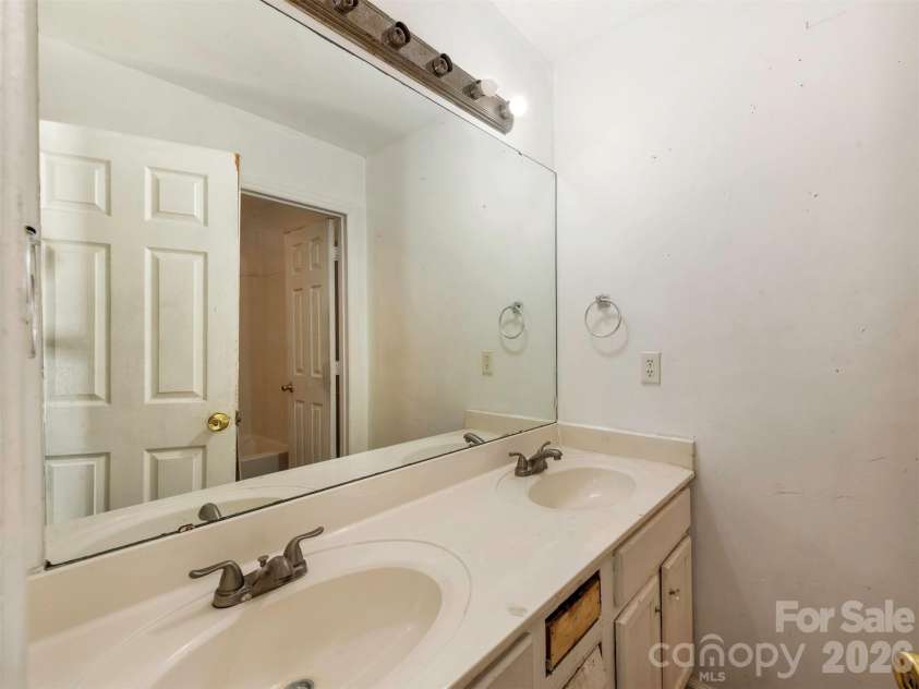 427 Katonah Avenue, Charlotte, NC 28208.  MLS# CAR4417218, YatesRealty ID 46511. 