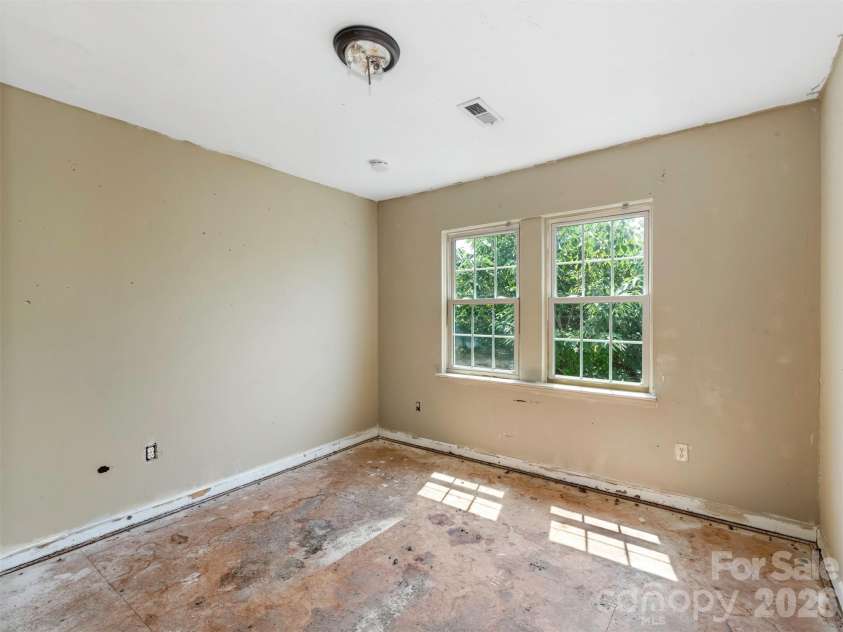 427 Katonah Avenue, Charlotte, NC 28208.  MLS# CAR4417218, YatesRealty ID 46511. 