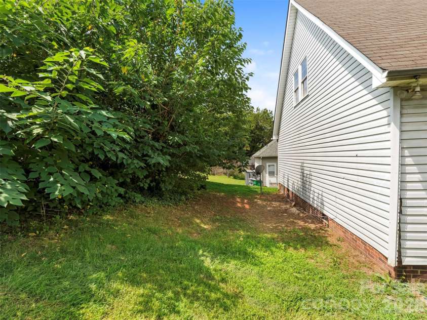 427 Katonah Avenue, Charlotte, NC 28208.  MLS# CAR4417218, YatesRealty ID 46511. 