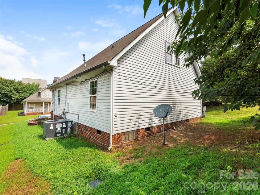 427 Katonah Avenue, Charlotte, NC 28208.  MLS# CAR4417218, YatesRealty ID 46511. 