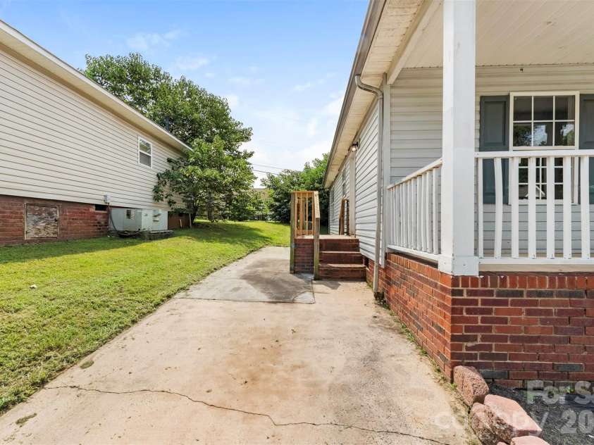 427 Katonah Avenue, Charlotte, NC 28208.  MLS# CAR4417218, YatesRealty ID 46511. 