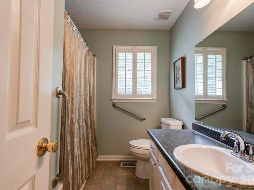 609 Blythe Street, Shelby, NC 28152.  MLS# CAR4416905, YatesRealty ID 46515. Bathroom