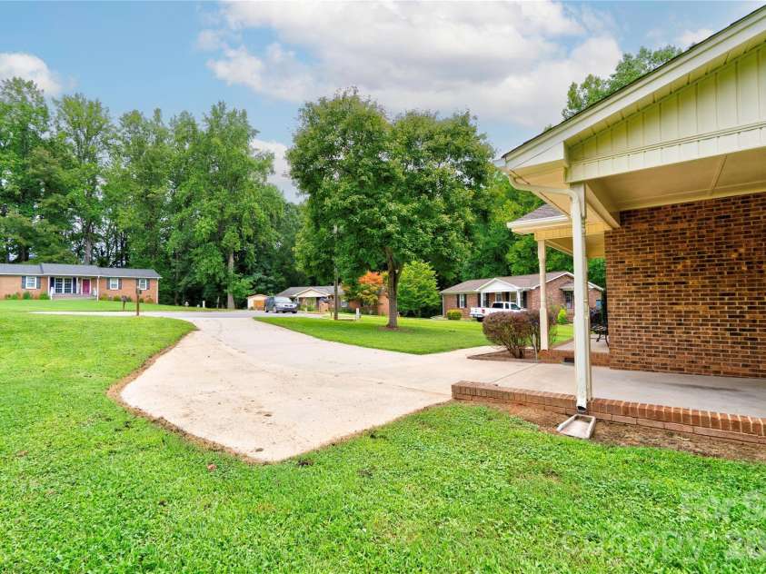 609 Blythe Street, Shelby, NC 28152.  MLS# CAR4416905, YatesRealty ID 46515. Drive - Extra Parking