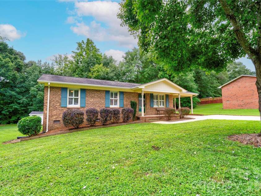 609 Blythe Street, Shelby, NC 28152.  MLS# CAR4416905, YatesRealty ID 46515. Front Left