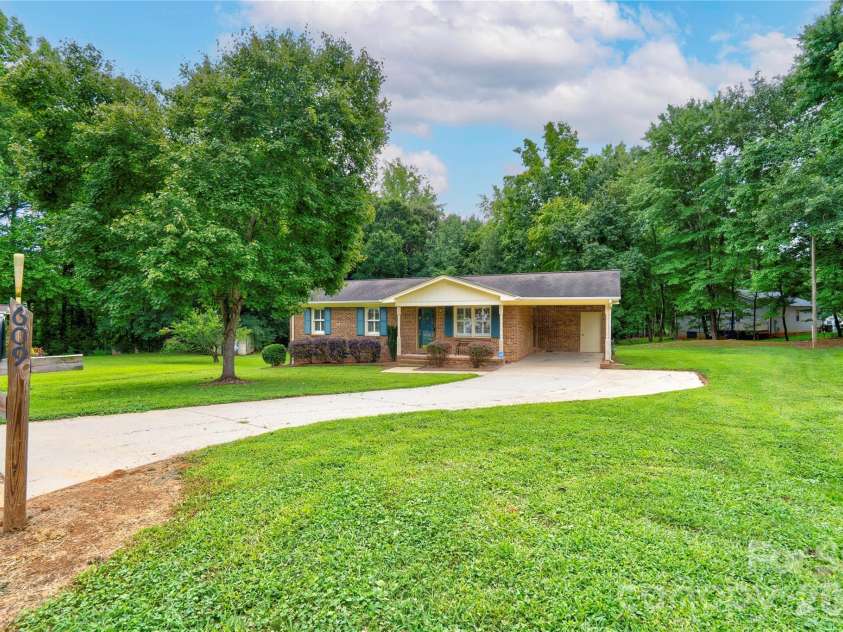 609 Blythe Street, Shelby, NC 28152.  MLS# CAR4416905, YatesRealty ID 46515. Front Right