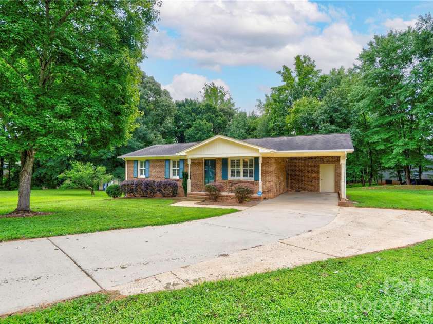 609 Blythe Street, Shelby, NC 28152.  MLS# CAR4416905, YatesRealty ID 46515. Front Right