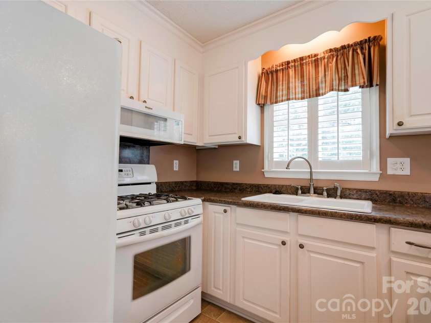 609 Blythe Street, Shelby, NC 28152.  MLS# CAR4416905, YatesRealty ID 46515. Kitchen