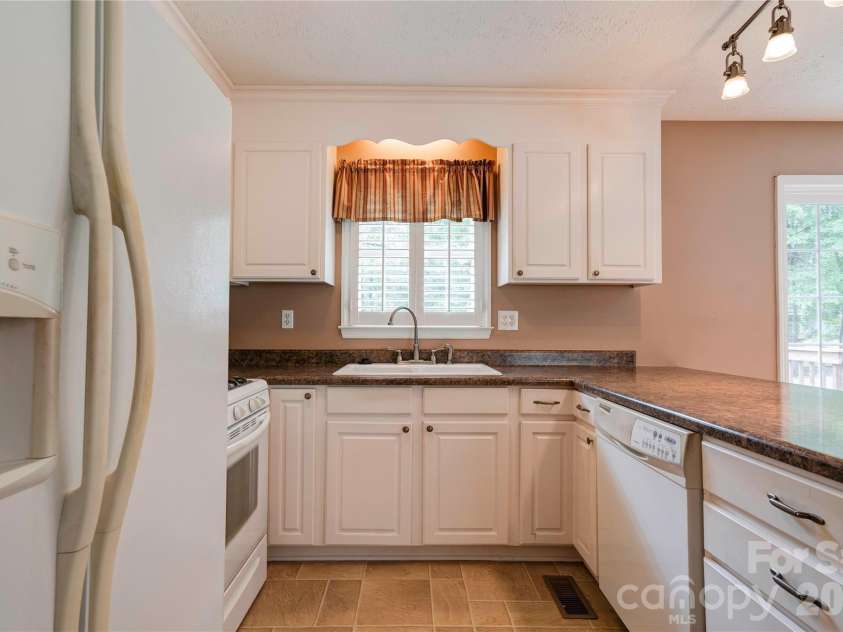 609 Blythe Street, Shelby, NC 28152.  MLS# CAR4416905, YatesRealty ID 46515. Kitchen