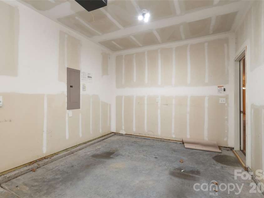 4806 Lynn Lee Circle, Charlotte, NC 28269.  MLS# CAR4334899, YatesRealty ID 4652. 