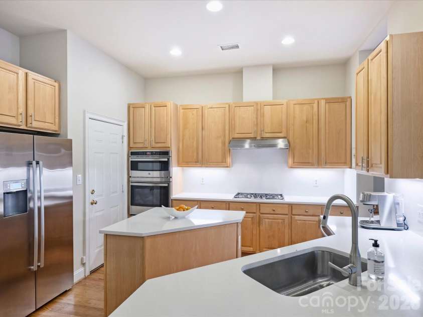 306 Wendover Heights Circle, Charlotte, NC 28211.  MLS# CAR4416402, YatesRealty ID 46522. 