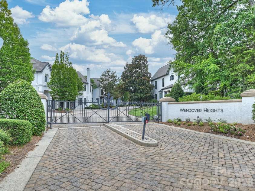306 Wendover Heights Circle, Charlotte, NC 28211.  MLS# CAR4416402, YatesRealty ID 46522. 