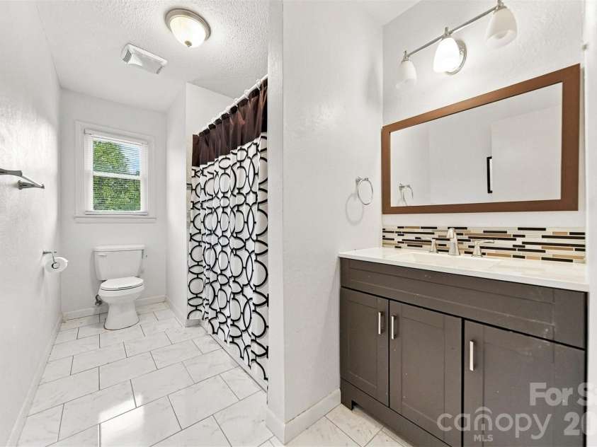 2103 2nd Avenue, Hickory, NC 28601.  MLS# CAR4417650, YatesRealty ID 46523. Hallway Bath