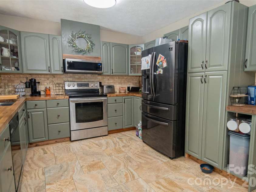 100 Woodlea Drive, Morganton, NC 28655.  MLS# CAR4417775, YatesRealty ID 46527. 