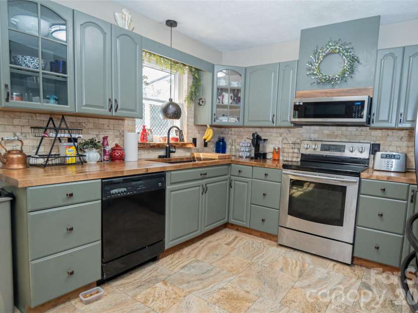 100 Woodlea Drive, Morganton, NC 28655.  MLS# CAR4417775, YatesRealty ID 46527. 