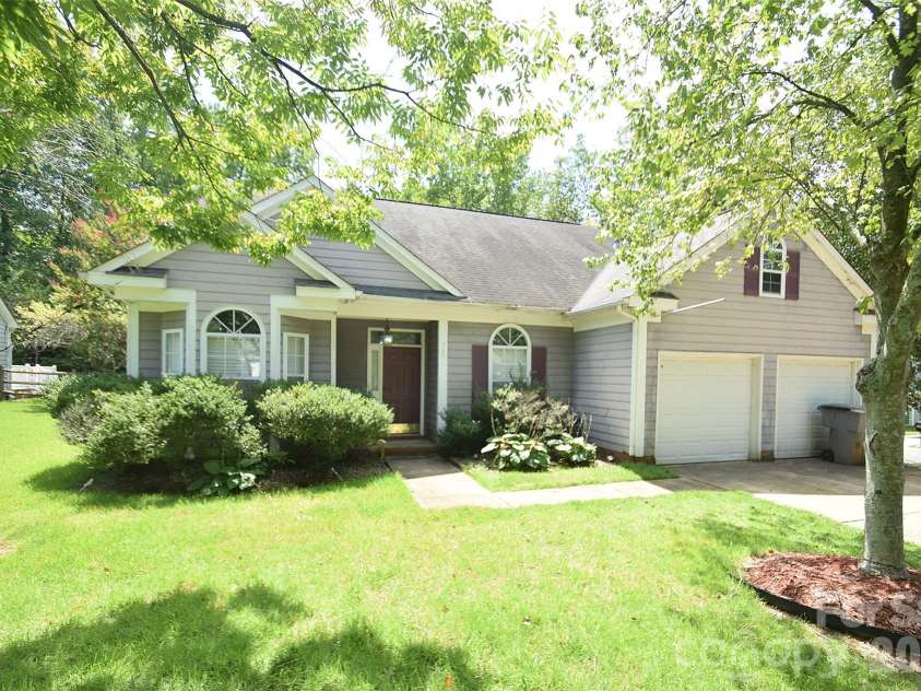 730 Oakbluff Circle, Charlotte, NC 28216.  MLS# CAR4417659, YatesRealty ID 46530. 