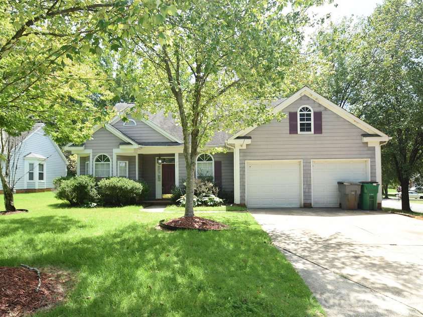 730 Oakbluff Circle, Charlotte, NC 28216.  MLS# CAR4417659, YatesRealty ID 46530. 