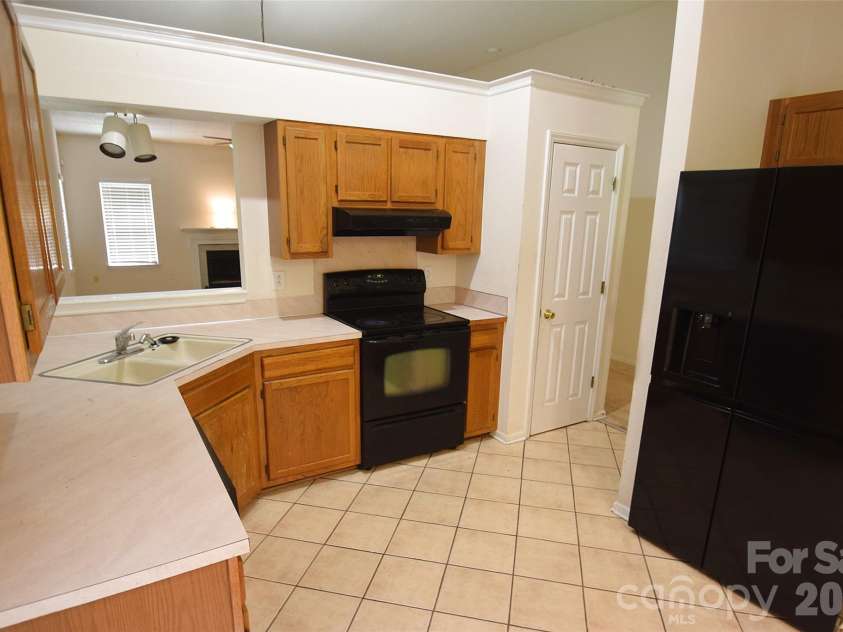 730 Oakbluff Circle, Charlotte, NC 28216.  MLS# CAR4417659, YatesRealty ID 46530. 
