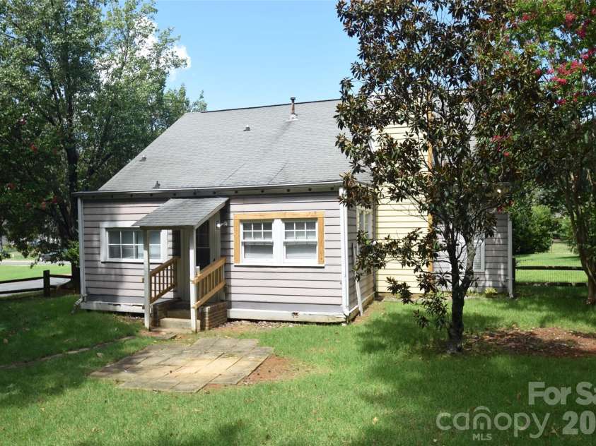 730 Oakbluff Circle, Charlotte, NC 28216.  MLS# CAR4417659, YatesRealty ID 46530. 